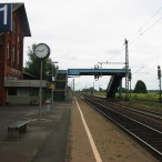 17,140 Bf Sagehorn Bahnsteig 1 mit Fußgängerbrücke