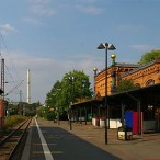 800px-Uelzen-Hundertwasserbahnhof_Gleisbereich_ReiKi