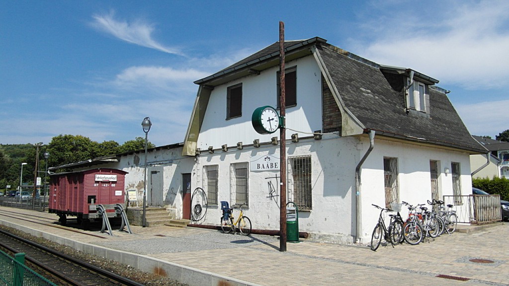 Baabe - Bahnhofsgebaeude, Gleisseite